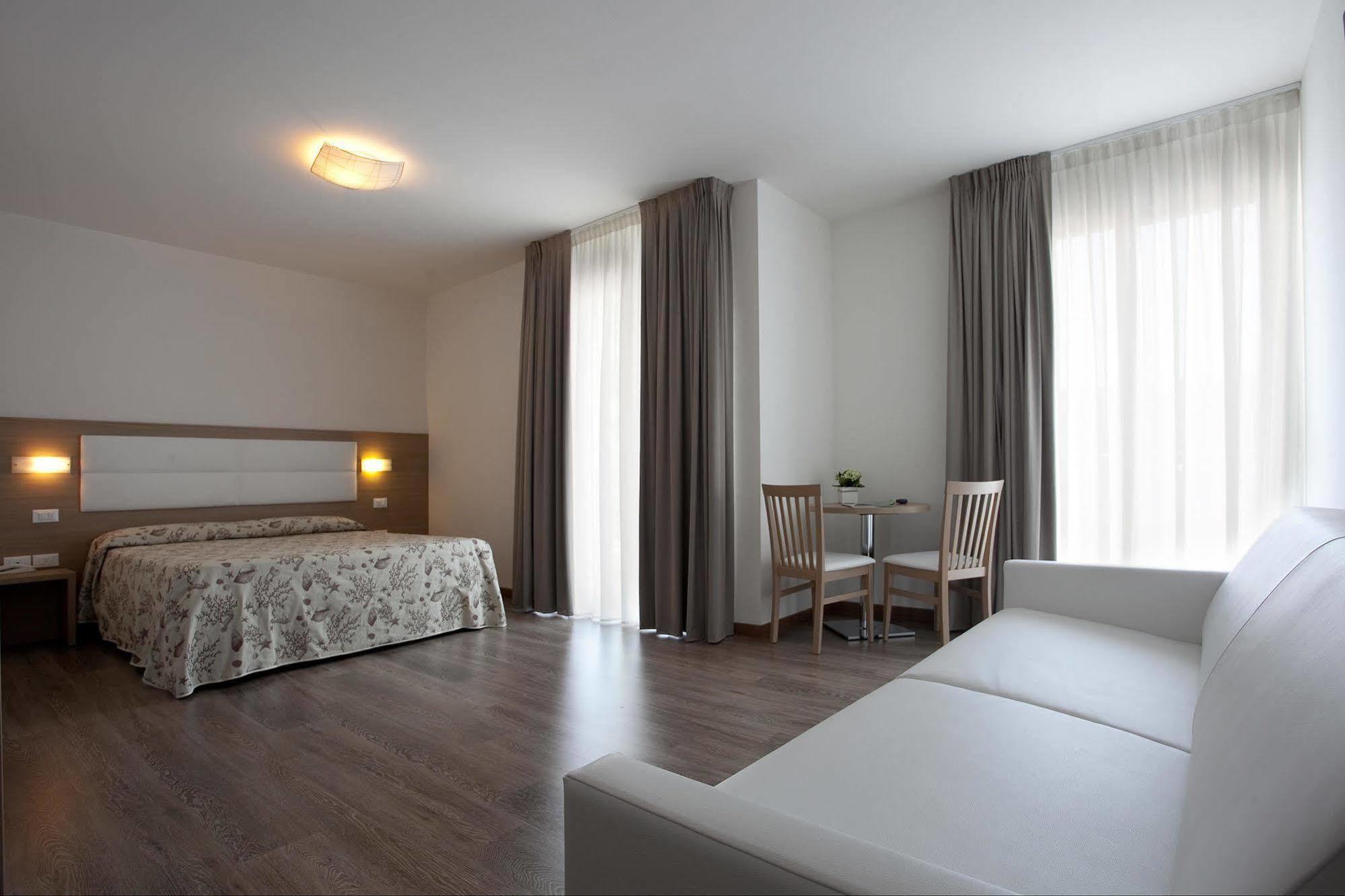 Hotel Columbia & Ninfea Lido di Jesolo Exteriör bild